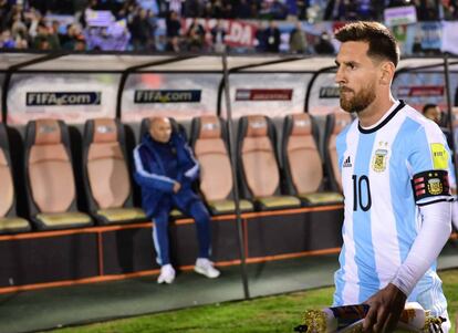 Messi durante un partido con Argentina; de fondo, el DT Sampaoli.