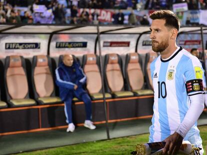 Messi durante un partido con Argentina; de fondo, el DT Sampaoli.