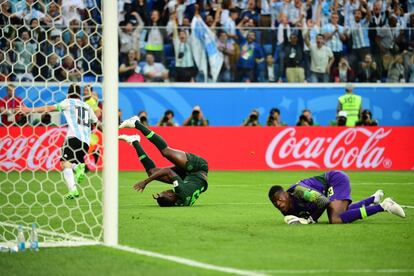 El delantero Lionel Messi celebra el gol.