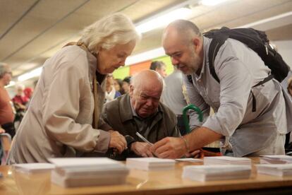 Um idoso chora antes de votar em um centro eleitoral de Barcelona.