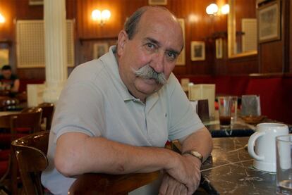 Antonio Gamero en el Café Gijón, en 2004.