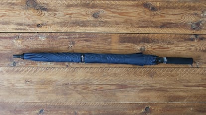 Este es uno de los mejores paraguas para la lluvia que se puede comprar en Amazon