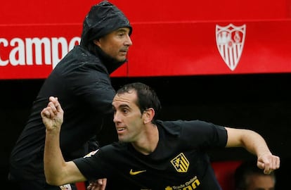 Sampaoli da instrucciones ante Godín el pasado domingo.