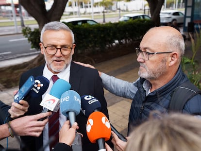 El exdiputado nacional del PSOE Juan Bernardo Fuentes (derecha), junto a su abogado, Raúl Miranda, a la salida de la Audiencia Provincial de Santa Cruz de Tenerife tras declarar por el 'caso Mediador', el pasado 22 de febrero.