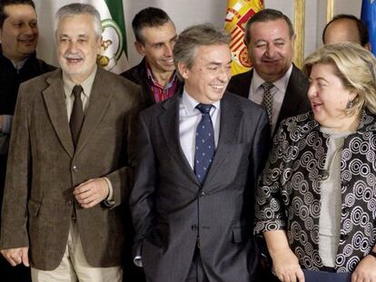 Griñán, el presidente de la federación de exportadores agrícolas (en el centro) y Aguilera.