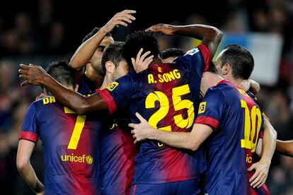 Alex Song celebra el segundo gol del Barça.