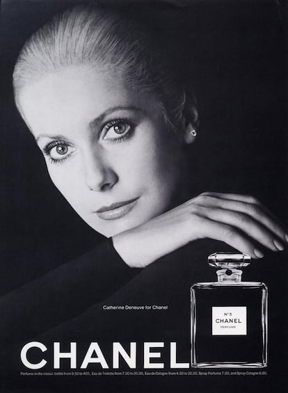 Ha prestado su imagen a todo tipo de anuncios. En la década de los 70 la cara de Deneuve se coló en las marquesinas y las revistas de moda gracias a la campaña que Richard Avedon realizó para el célebre perfume Chanel Nº5. Del mismo modo, a lo largo de los últimos años también ha sido embajadora de su amigo Yves Saint Laurent (claro está) o del propio Marc Jacobs antes de que fuera despedido como director creativo de Louis Vuitton. “Los americanos no me han visto tanto en el cine, piensan en mí a partir de fotos fijas de los anuncios que he protagonizado”, llegó a decir sobre ello en Los Angeles Times. Pese a esto, la actriz no siempre ha acertado en sus coqueteos con la publicidad. En 1987 fue la imagen de la empresa financiera Suez. “Pronto podrás ser accionista de Suez. Piénsalo”, decía ella misma en los spots que sin descanso se emitieron en su país. Con lo que no contaba es que el 19 de octubre de 1987 Wall Street se desplomaría y, en su primer día cotizando en bolsa, la empresa perdería más del 17% de su valor.