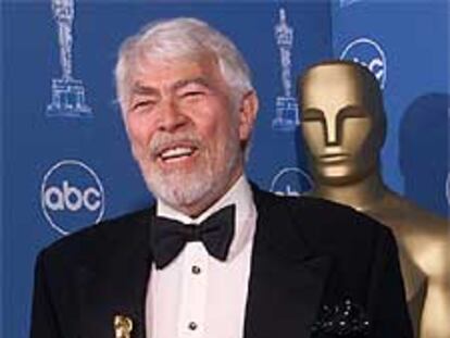 James Coburn, con el oscar al mejor actor de reparto obtenido por su papel en Aflicción.