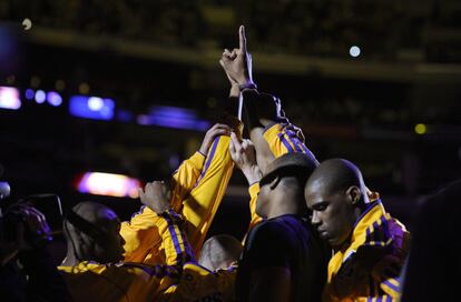 Los jugadores de los Lakers, durante el homenaje a Jerry Buss en el Staples Center.