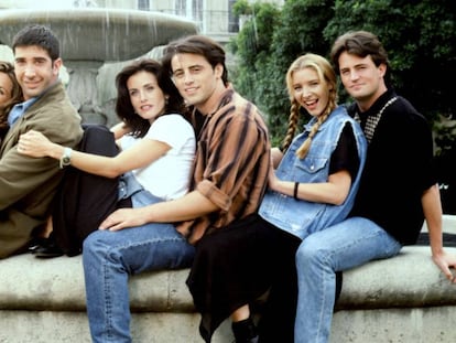 De esquerda a direita, os protagonistas de 'Friends': Jennifer Aniston, David Schummer, Courteney Cox, Matt Leblanc, Lisa Kudrow e Matthew Perry.