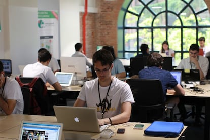 Gente trabajando en la zona de coworking.