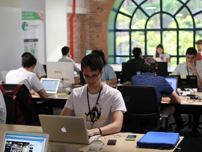 Gente trabajando en la zona de coworking.