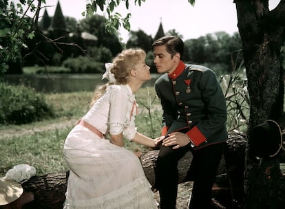 Romy Schneider y Alain Delon, en una escena de 'Amoríos'.