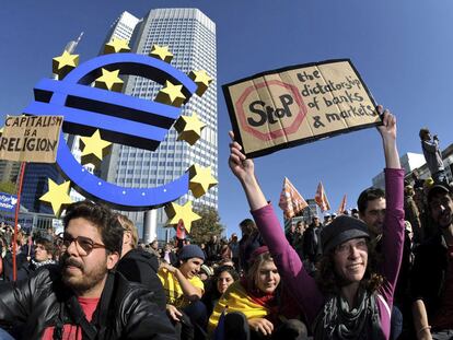 Sentada ante el Banco Central Europeo, en Fráncfort.