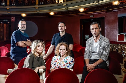 De izquierda a derecha, el director David Serrano y los actores Nathalie Poza, Jorge Usón, María Vázquez y Pablo Derqui, en teatro Español de Madrid.