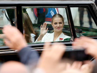 La Princesa de Asturias, Leonor, saluda desde el vehículo que la conduce a la jura de la Constitución, el pasado 31 de octubre, en Madrid.