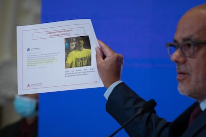 The president of the National Assembly, Jorge Rodríguez, exhibiting alleged proof of the links between Carlos Luis Revete, aka
'El Koki', and the Venezuelan opposition.