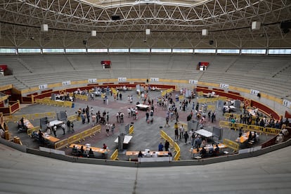 Votación en la plaza de toros de Moralzarzal que ha sido utilizada como centro de votación durante las elecciones al Parlamento Europeo. 