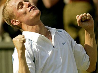 Lleyton Hewitt celebra feliz su victoria.