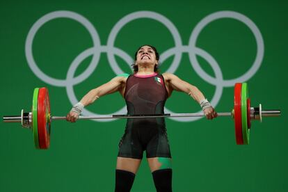 Patricia Domínguez de México durante la competición en la categoría de 58 kilos de halterofilia.