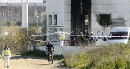 Agentes buscan el cuerpo de Marta en una antigua estación de bombeo, en enero.