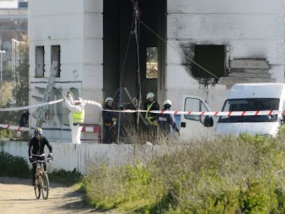 Agentes buscan el cuerpo de Marta en una antigua estación de bombeo, en enero.