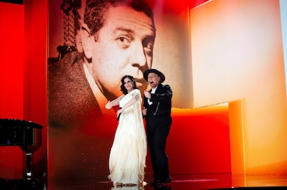 La cantante Diana Navarro y el humorista Carlos Latre, durante el número con el que han homenajeado al cineasta Luis García-Berlanga.