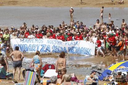 Movilización que se llevó a cabo ayer en la playa de La Arena.