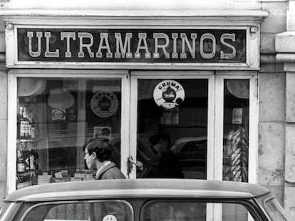 Fachada de una tienda de Ultramarinos en 1973. Archivo ABC / Álvaro García Pelayo