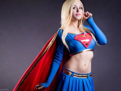 La 'cosplayer' Nadyasonika, disfrazada de Supergirl.