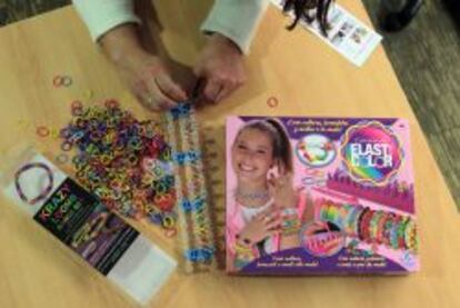 Varios de los juegos basados en Rainbow Loom.