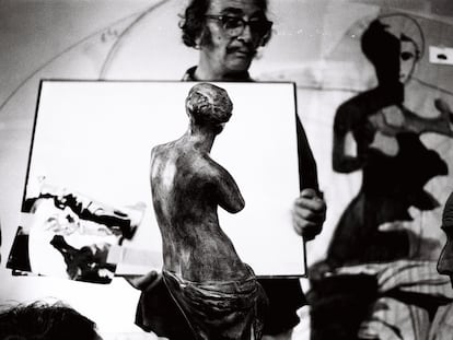 Salvador Dalí en su taller de Portlligat, en Girona, en 1968.