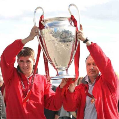 El capitan del Liverpool, Steven Gerrard, ídolo de la afición <i>red</i> y autor de uno de los goles que dieron al equipo inglés su quinta Copa de Europa, posa orgulloso con el trofeo junto a Rafa Benítez, el técnico que ha devuelto al Liverpool a lo más alto del continente. El equipo ha sido recibido en la ciudad cuna de The Beatles por  miles de enfervorizados seguidores.