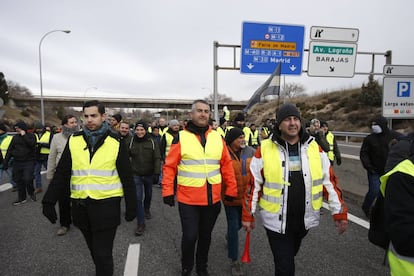 Los taxistas, cortando una de las vías de acceso a Barajas.