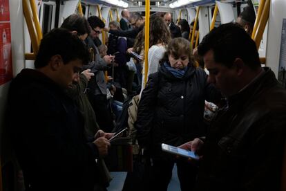 Usuarios de la línea 5 del metro de Madrid duante una mañana marcada por precipitaciones y accidentes de tránsito.