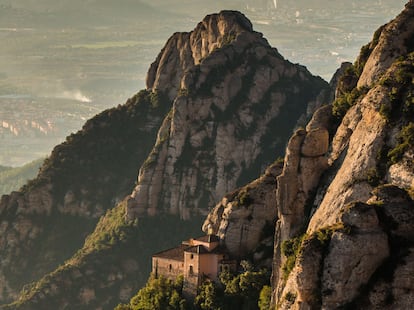 Vista del exterior de la Santa Cova en la montaña de Montserrat (Barcelona, España).