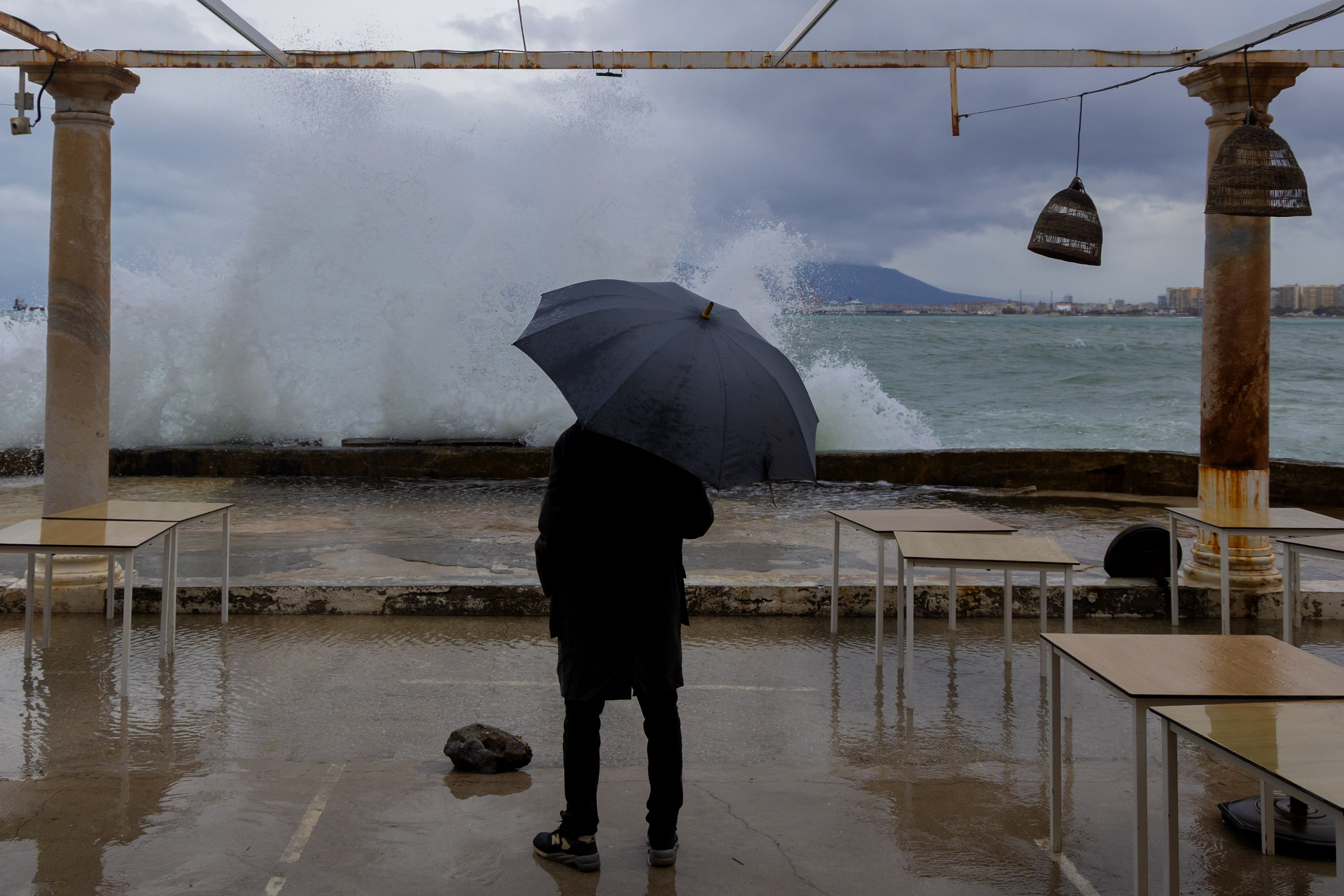 Andalucía, en alerta roja por lluvias torrenciales mientras un temporal atlántico golpea gran parte del país
