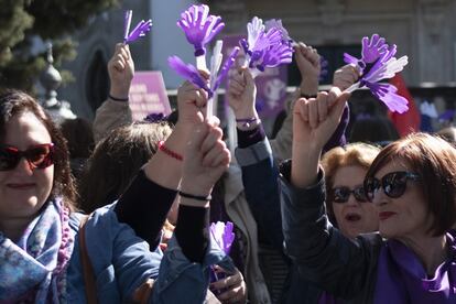 Un grupo de mujeres participan en la manifestación en Sevilla por el Día Internacional de la Mujer.