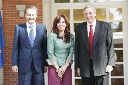 El presidente argentino, Néstor Kirchner (derecha), y su esposa Cristina Fernández (centro), con Zapatero en el Palacio de la Moncloa, el pasado mes de junio.