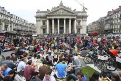 Ciudadanos belgas participando en un picnic en un céntrica plaza de Bruselas. EFE/Archivo