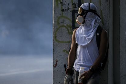 Un hombre participa en una manifestación en Caracas (Venezuela). La oposición venezolana reunida en la Mesa de la Unidad Democrática (MUD) cortó decenas de vías en varias ciudades del país para protestar contra el cambio de Constitución que promueve el Gobierno de Nicolás Maduro.