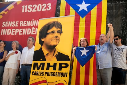 Acto independentista en el Fossar de les Moreres con una pancarta de Puigdemont en la Diada del pasado lunes.