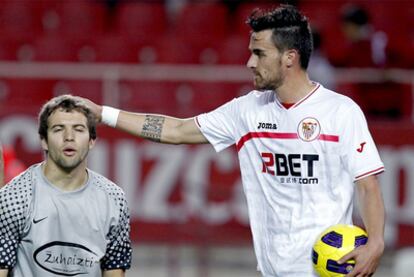 El jugador del Sevilla, Cigarini, consuela al guardameta del Real Unión, Sebastián.