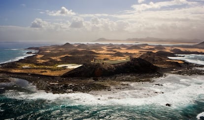 El parque natural de la <a href="https://elviajero.elpais.com/elviajero/2017/07/20/actualidad/1500552862_294413.html" target="_blank">Isla de Lobos</a>, a tres kilómetros escasos del puerto de Corralejo (en Fuerteventura) y a ocho de Lanzarote, en el estrecho de La Bocaina, debe su nombre a las focas monje (lobos marino) que abundaban en estas aguas y hoy están en peligro de extinción. Se trata de una isla volcánica en las Islas Canarias que alberga una enorme riqueza botánica, llena de endemismos (como la siempreviva endémica), es Zona de Especial Protección de Aves y cuenta con un yacimiento arqueológico romano. Se accede a ella mediante una ruta regular de barcos que parten de Corralejo. Una vez en tierra es recomendable parar en el pequeño centro de interpretación junto a la playa de La Calera, y recorrer su sendero circular. Para comer, el restaurante de los descendientes de Antonio El Farero (+34 928 87 96 53), que vivió aquí hasta 1968. <br></br> Más información: <a href="http://www.visitafuerteventura.com/guia%20de%20fuerteventura/naturaleza%20fuerteventura/isla_de_lobos_fuerteventura.htm" target="_blank">visitafuerteventura.com</a>