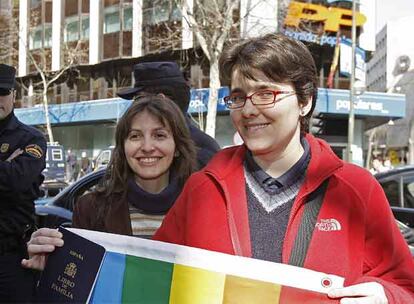 Dos asistentes a la concentración frente a la sede del PP.