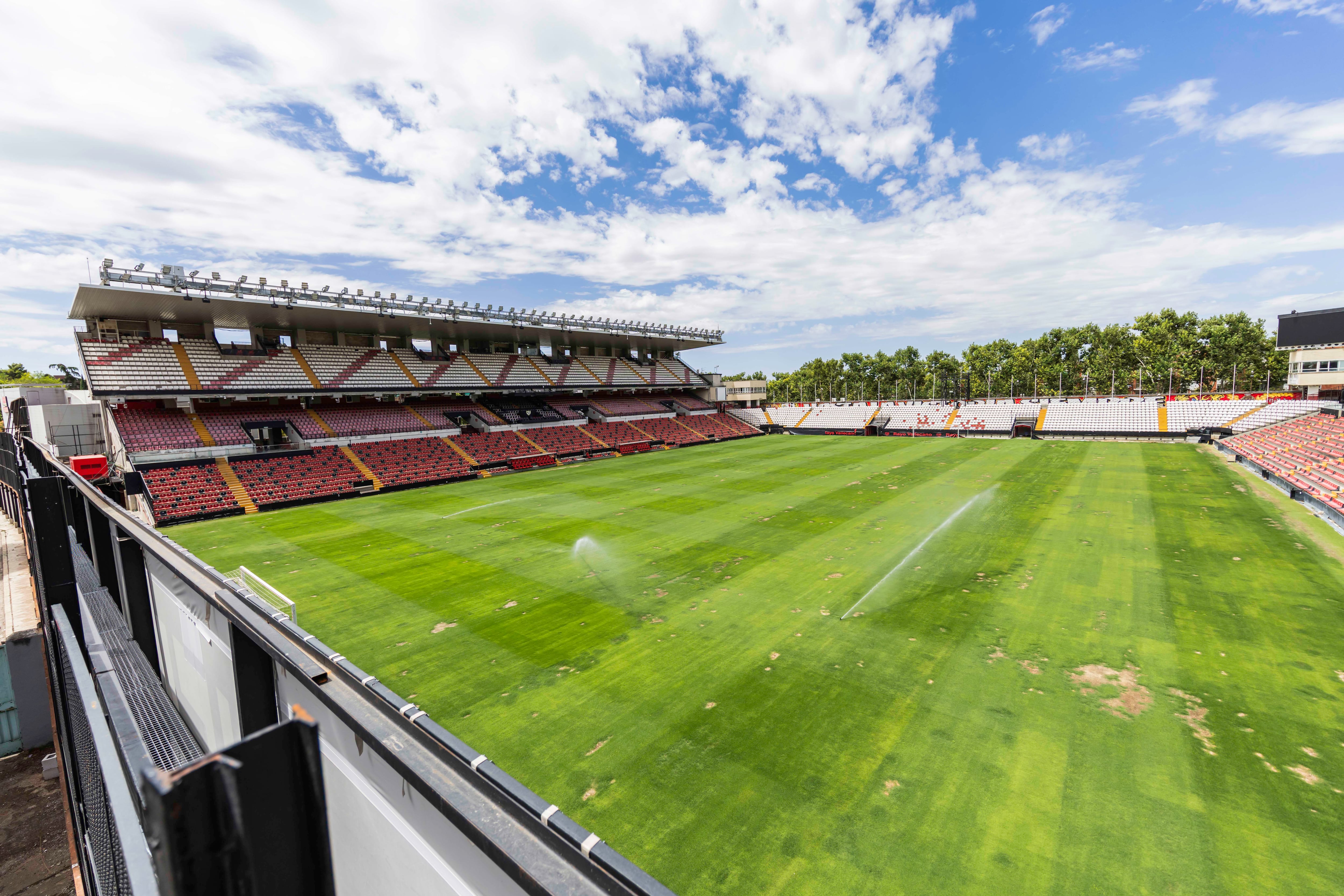 Estado del interior del terreno de juego y de las gradas del Estadio de Vallecas, este lunes. 
