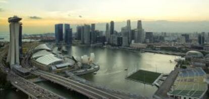 Panorámica del moderno barrio de Esplanade, en Singapur, donde se ubica, flotando sobre el agua, el césped del estadio Flot@Marina Bay.