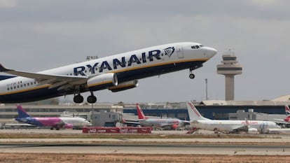 Un avión de Ryanair saliendo del aeropuerto de Palma de Mallorca en una imagen de archivo.