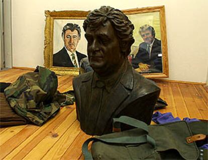 Un busto y varios retratos del líder serbobosnio Radovan Karadzic, en su casa de Pale.