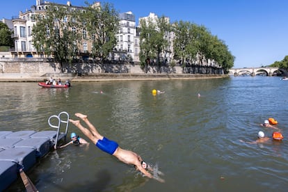 Personas nadan en el río Sena luego de que la alcaldesa de París demostrase que está lo suficientemente limpio como para albergar los eventos de natación al aire libre en los Juegos Olímpicos de París 2024, en París, Francia, 17 de julio de 2024.